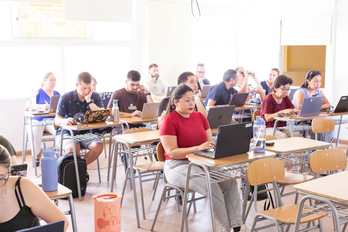 Docentes participando en una jornada de formación con Chromebooks.