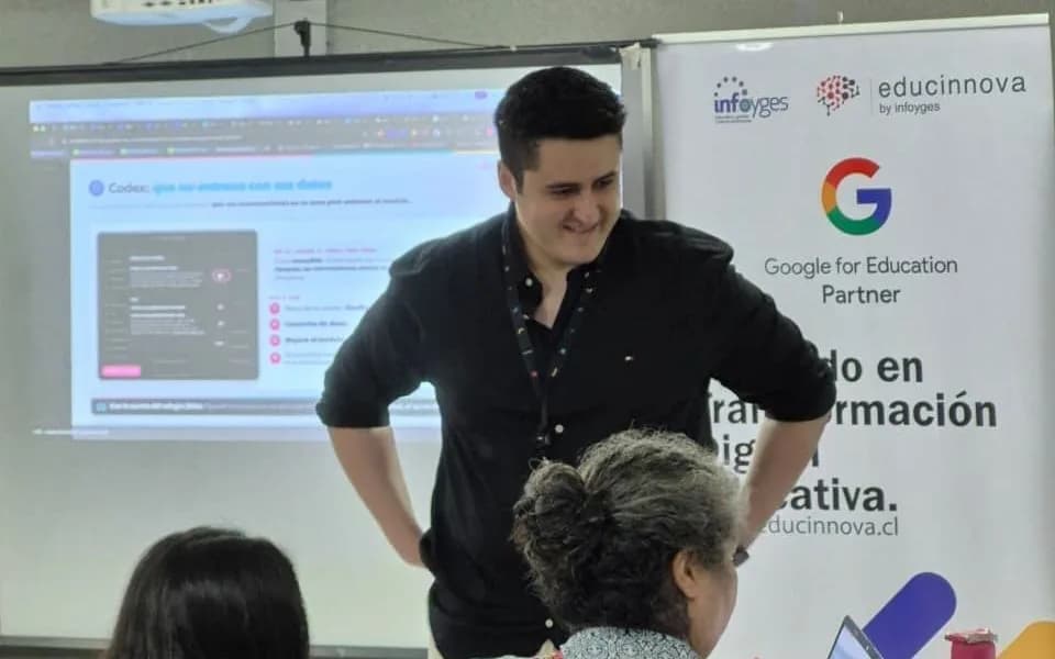 Formador de Educinnova acompañando a docentes durante una actividad práctica en el aula.