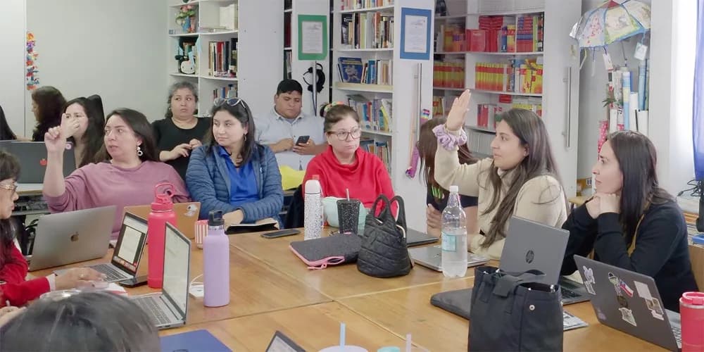 Docentes trabajando de manera participativa durante una capacitación.