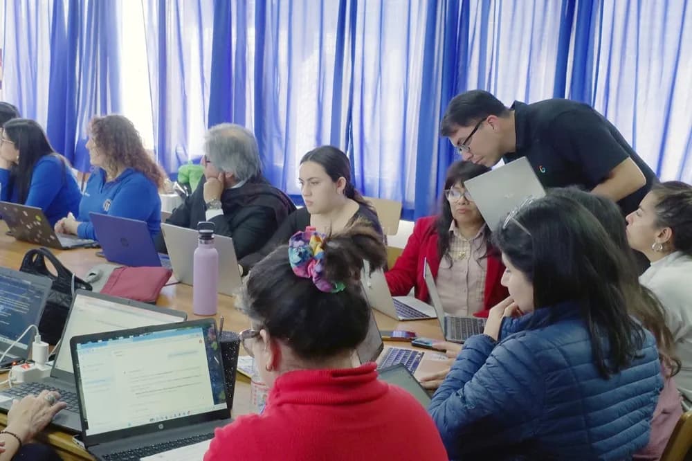 Facilitador acompañando el trabajo de docentes en sus equipos.