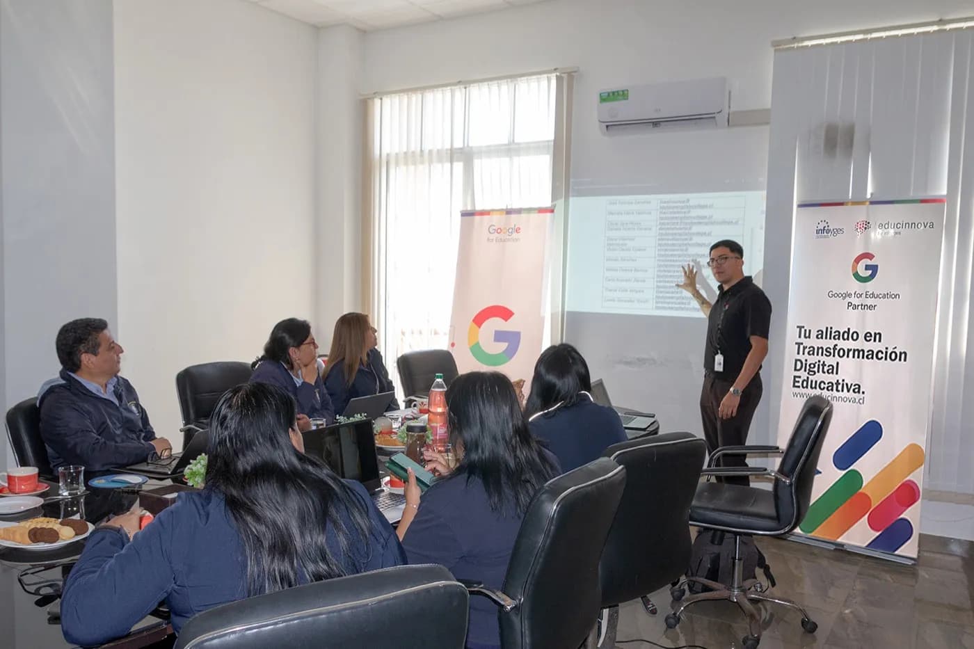 Sesión de capacitación junto a recursos de Google for Education.