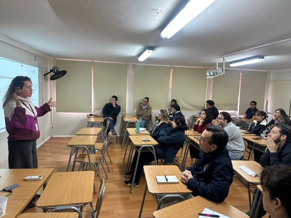 Presentación frente a una comunidad de docentes en Tarapacá.