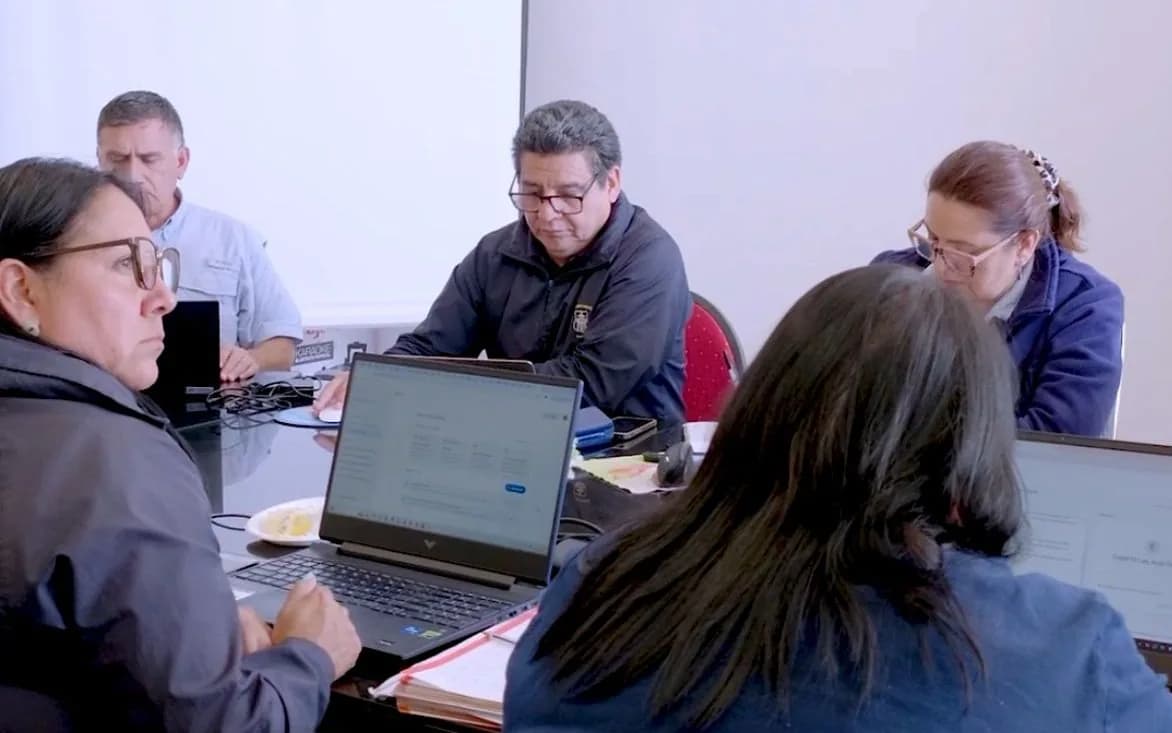 Docentes utilizando portátiles en una sesión de trabajo con Educinnova.
