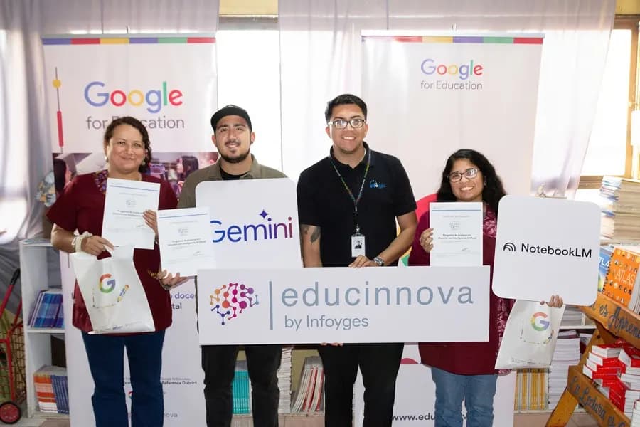 Grupo de participantes mostrando sus reconocimientos de certificación.