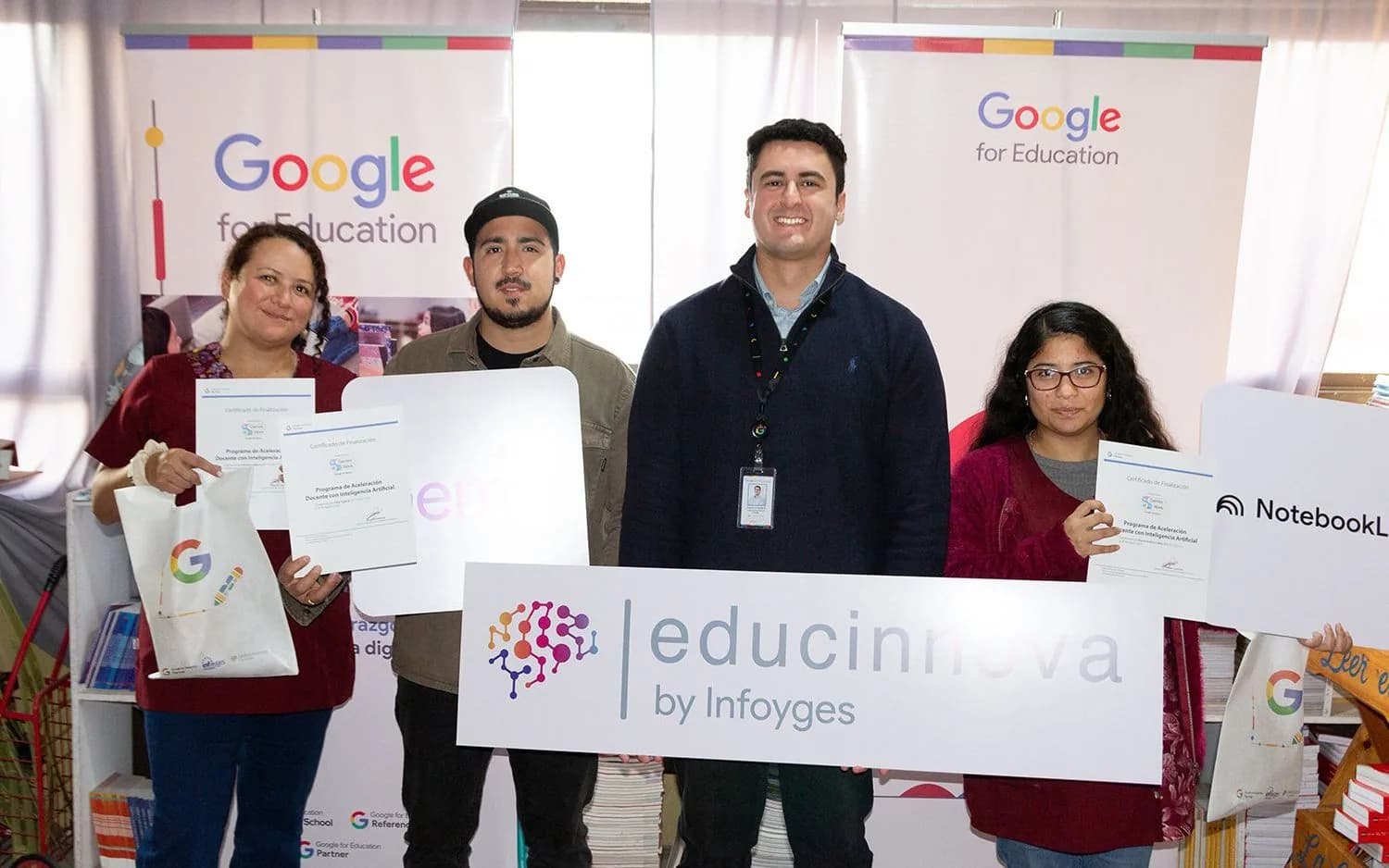 Grupo con certificados de formación y carteles de Educinnova, Gemini y NotebookLM.