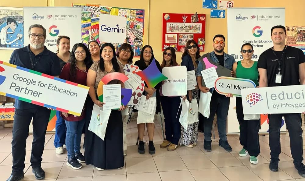 Comunidad educativa reunida al cierre de una certificación.