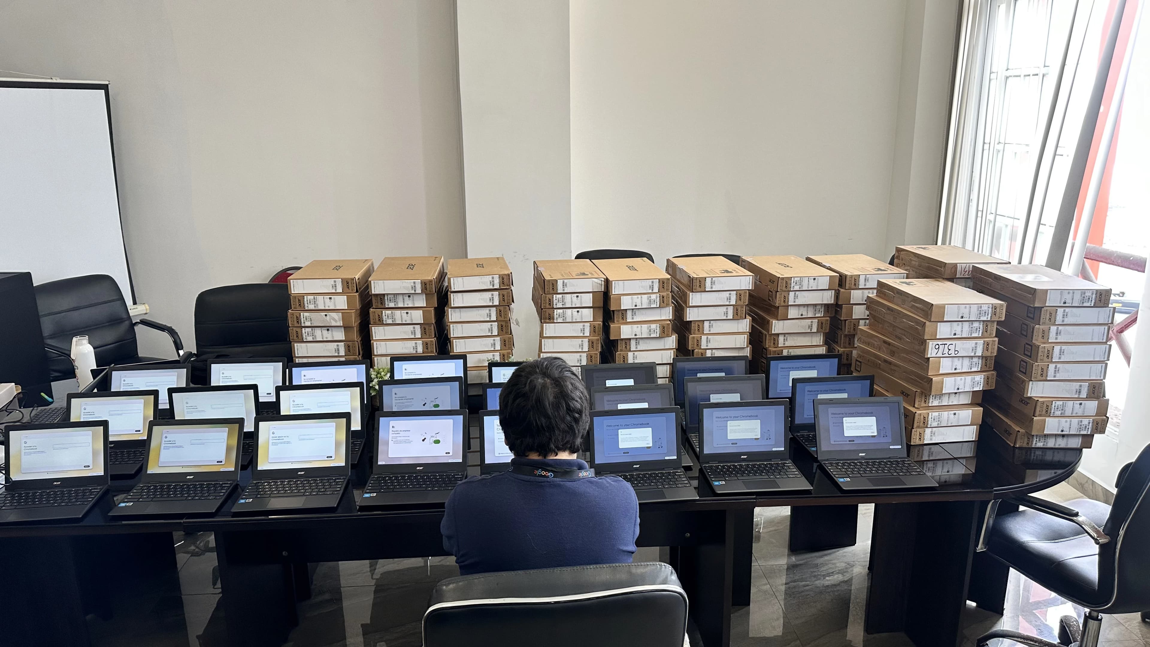 Equipos Chromebook preparados para su implementación en una comunidad educativa.