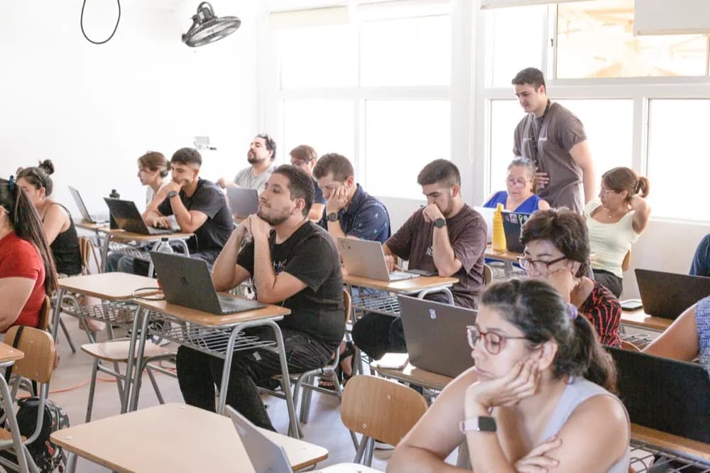 Docentes trabajando con computadores durante una jornada de acompañamiento.