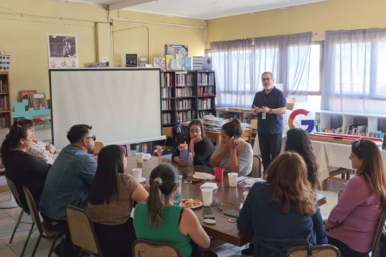 Comunidad docente reunida en una biblioteca durante una sesión de formación de Educinnova.