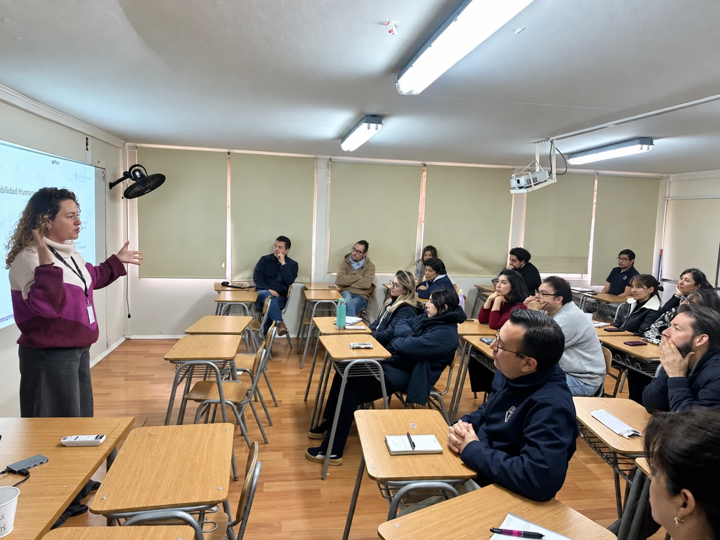 Docentes en una sesión de acompañamiento y trabajo conjunto en el aula; fotografía mejorada con IA.