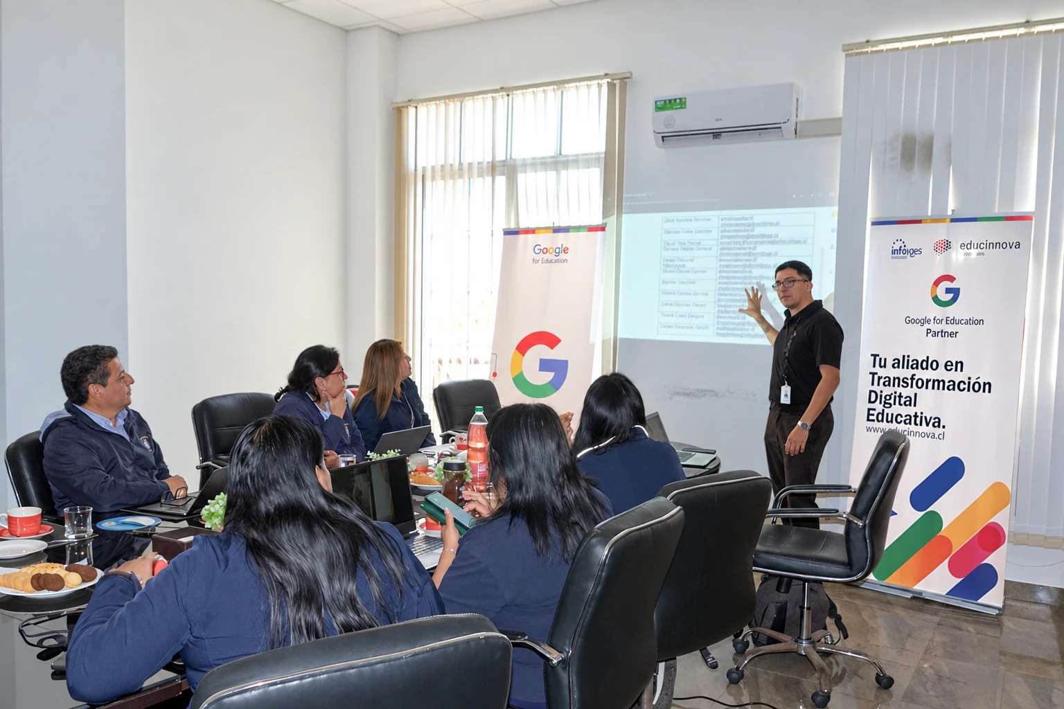 Capacitación tecnológica para un equipo docente; fotografía mejorada con IA.