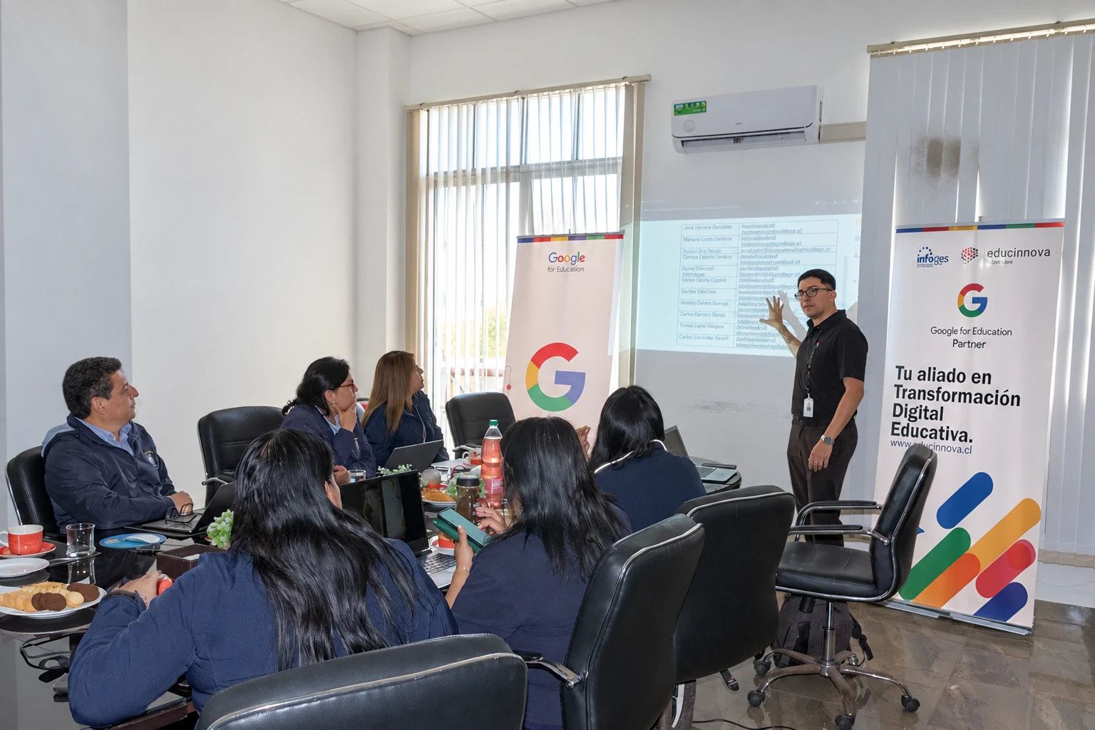 Formador de Educinnova compartiendo herramientas digitales con un equipo docente.